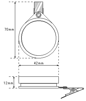 測定バッジのサイズ。直径42mm、留め具を含んだ長さ70mm、厚さ12mm。